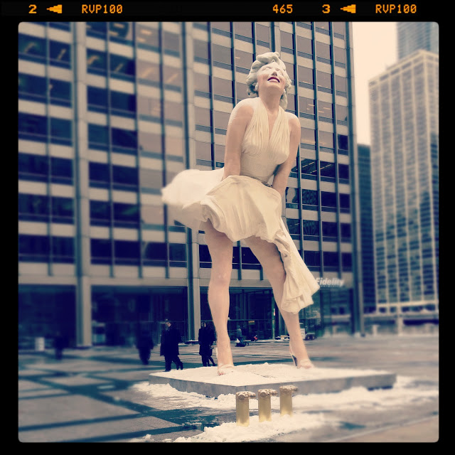 Huge Marilyn statue in downtown Chicago!! Das a huuuuge chic! Hahahahaha